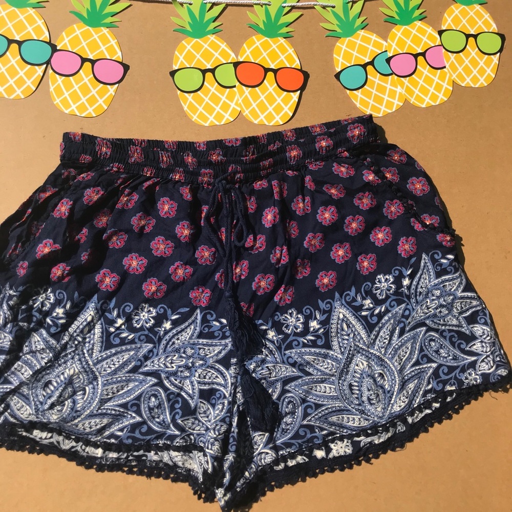 NWT PRINT FLOWY BLUE SHORTS WITH TIE